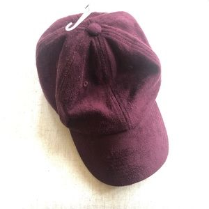 Men’s suede-feel baseball cap. Burgundy w/brown leather adjustable strap. OS